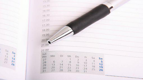 Agenda con calendario y bolígrafo